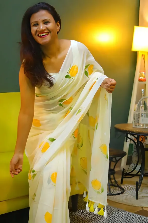 White_Hand_Painted_Mul_Cotton_Saree_Without_Blouse_Piece_For_Women_|_Premium_Quality_Lightweight_Sarees_For_All_Ocassion