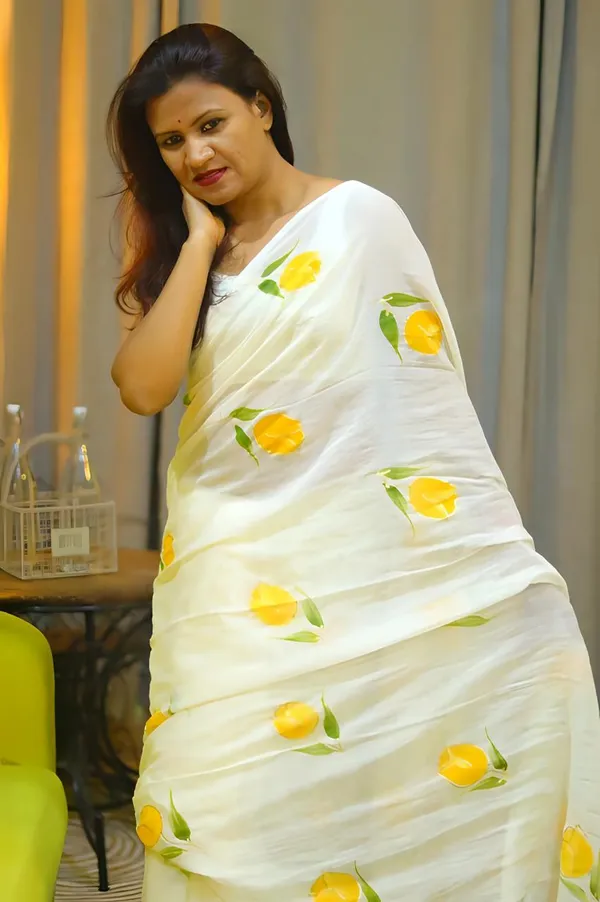 White_Hand_Painted_Mul_Cotton_Saree_Without_Blouse_Piece_For_Women_|_Premium_Quality_Lightweight_Sarees_For_All_Ocassion