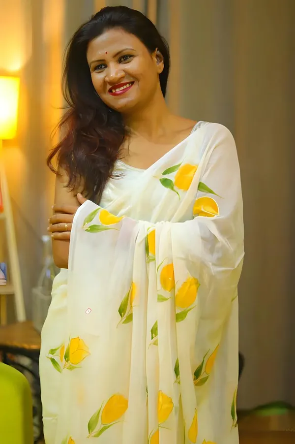 White_Hand_Painted_Mul_Cotton_Saree_Without_Blouse_Piece_For_Women_|_Premium_Quality_Lightweight_Sarees_For_All_Ocassion