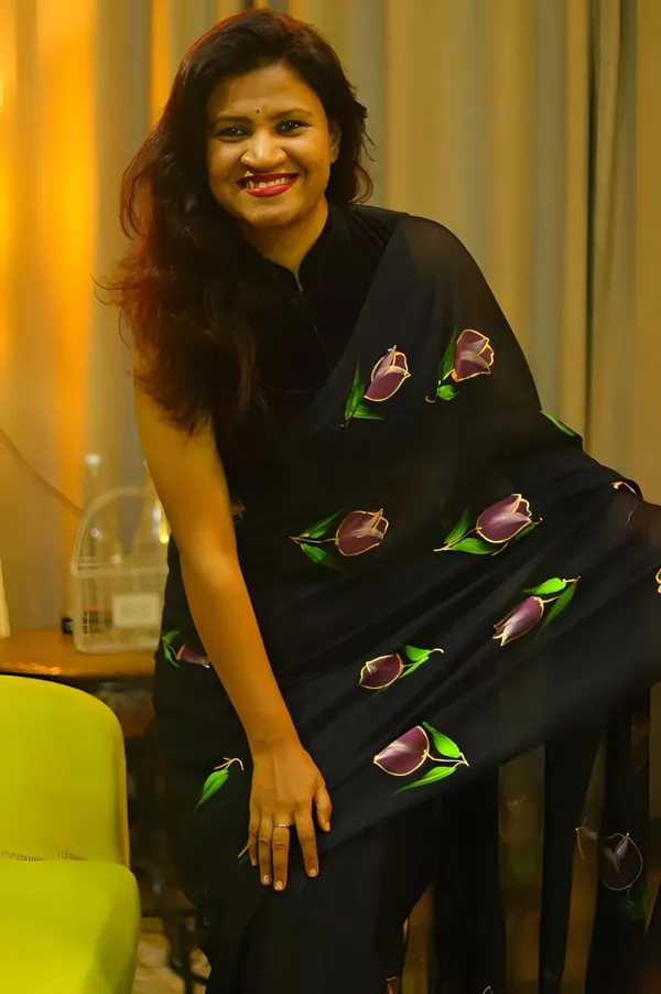 Black_Hand_Painted_Mul_Cotton_Saree_Without_Blouse_Piece_For_Women_|_Premium_Quality_Lightweight_Sarees_For_All_Ocassion