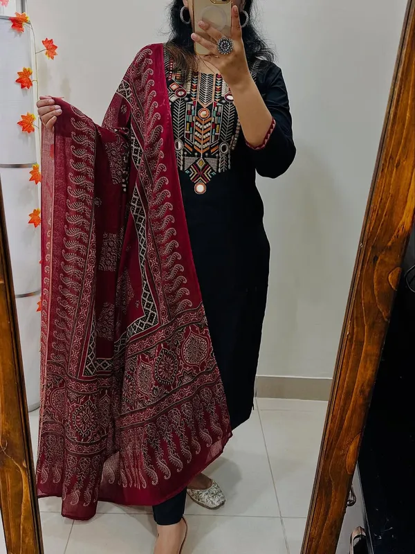 Handloom_embroidery_work_LK
