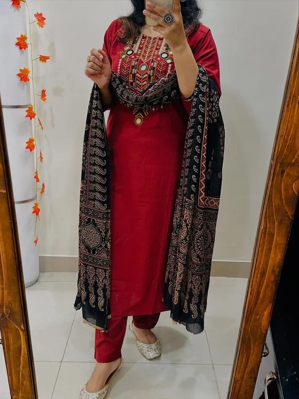 Kurti_pant_with_dupatta_embroidered_LK