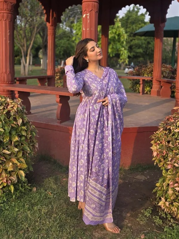 Kaira_-_v_neck_anarkali_suit_set