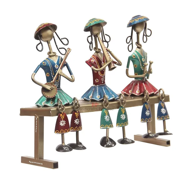 IRON_PAINTED_3_LADY_W_TABLE