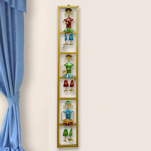 IRON_PAINTED_WALL_3_LADY_HANGING_LEG_FRAME