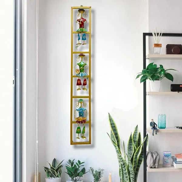 IRON_PAINTED_WALL_3_LADY_HANGING_LEG_FRAME