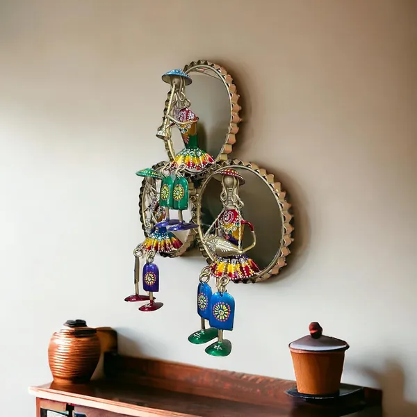 IRON_PAINTED_WALL_ROUND_3_LADY_FRAME