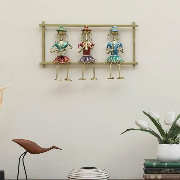 IRON_PAINTED_WALL_3_LADY_HANGING_LEG_FRAME