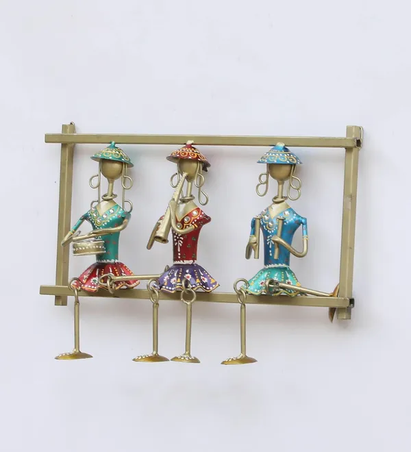 IRON_PAINTED_WALL_3_LADY_HANGING_LEG_FRAME