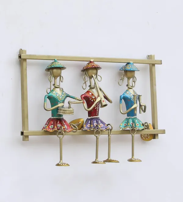 IRON_PAINTED_WALL_3_LADY_HANGING_LEG_FRAME