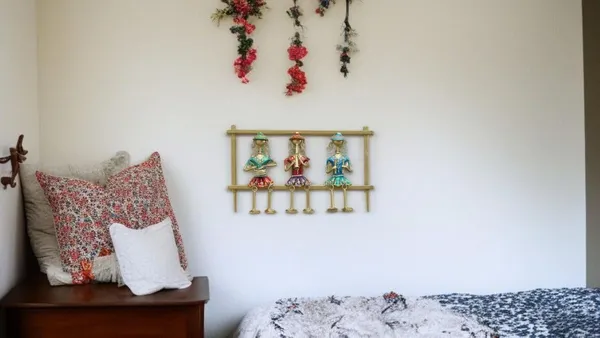 IRON_PAINTED_WALL_3_LADY_HANGING_LEG_FRAME