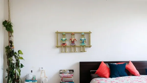 IRON_PAINTED_WALL_3_LADY_HANGING_LEG_FRAME