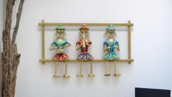 IRON_PAINTED_WALL_3_LADY_HANGING_LEG_FRAME