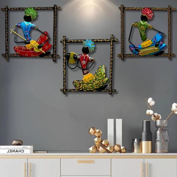 IRON_PAINTED_WALL_SITTING_MUSICAL_F