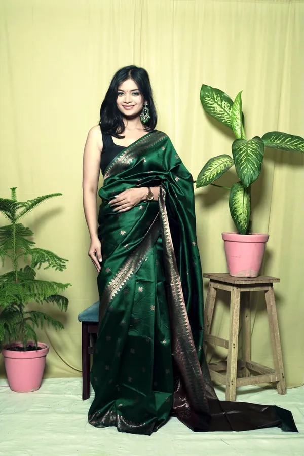 Emerald_Green_Litchi_Silk_Jacquard_Work_Saree_With_Unstitched_Blouse_Piece_|_For_Women