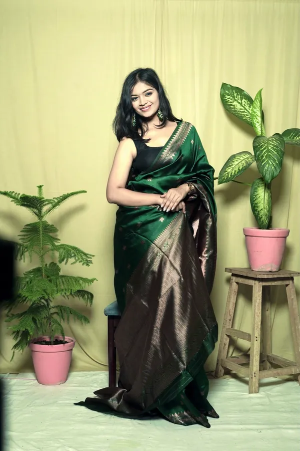 Emerald_Green_Litchi_Silk_Jacquard_Work_Saree_With_Unstitched_Blouse_Piece_|_For_Women