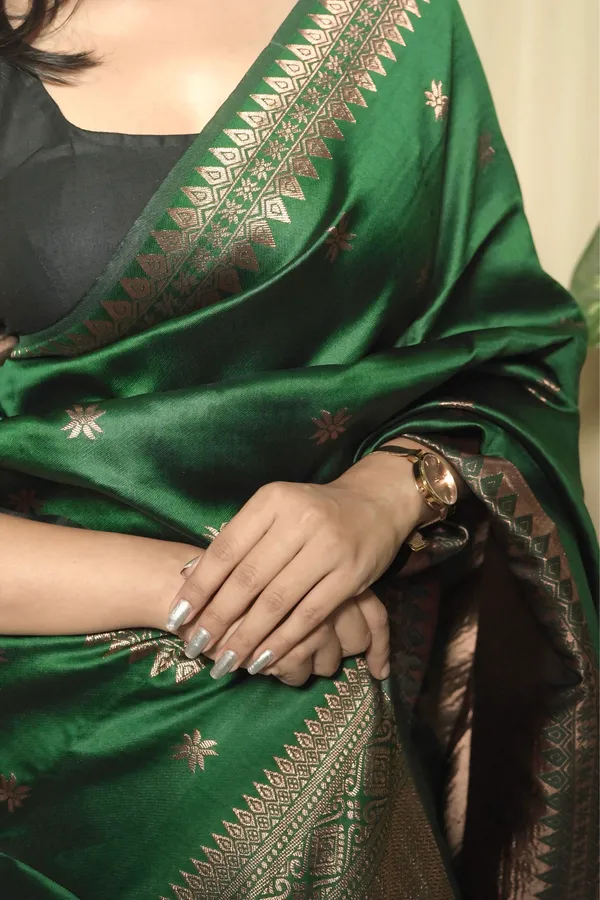 Emerald_Green_Litchi_Silk_Jacquard_Work_Saree_With_Unstitched_Blouse_Piece_|_For_Women