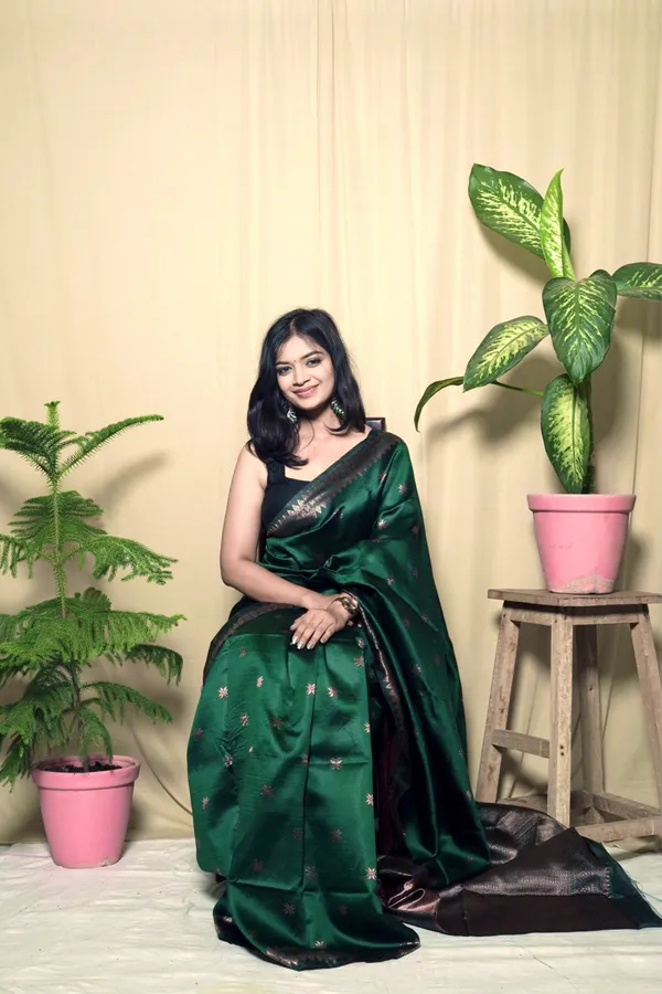 Emerald_Green_Litchi_Silk_Jacquard_Work_Saree_With_Unstitched_Blouse_Piece_|_For_Women