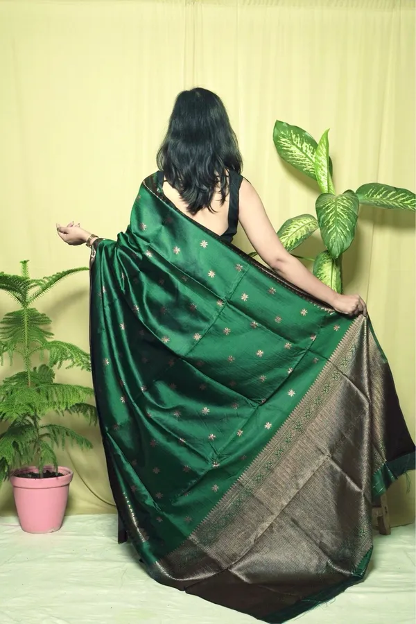 Emerald_Green_Litchi_Silk_Jacquard_Work_Saree_With_Unstitched_Blouse_Piece_|_For_Women
