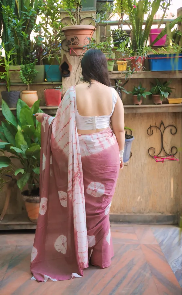 Coral_And_White_Mulmul_Cotton_Printed_Saree_With_Unstitched_Blouse_Piece_|_For_Women