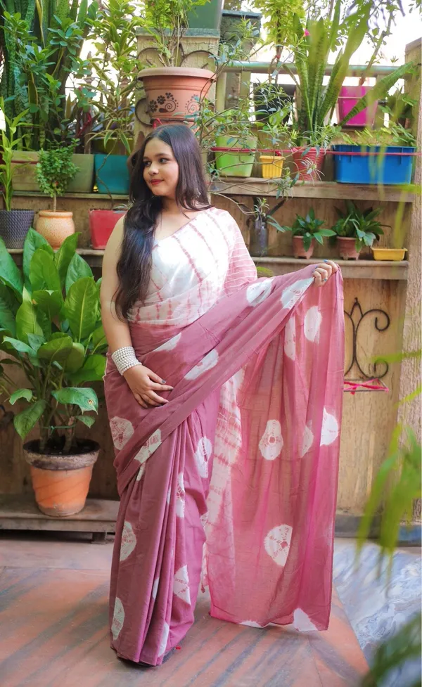 Coral_And_White_Mulmul_Cotton_Printed_Saree_With_Unstitched_Blouse_Piece_|_For_Women