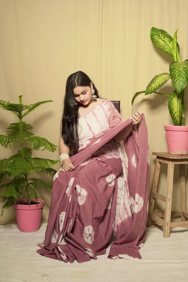 Coral_And_White_Mulmul_Cotton_Printed_Saree_With_Unstitched_Blouse_Piece_|_For_Women