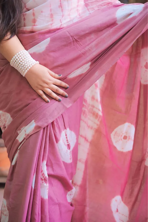 Coral_And_White_Mulmul_Cotton_Printed_Saree_With_Unstitched_Blouse_Piece_|_For_Women