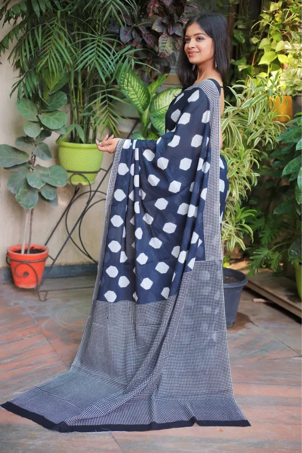 White_And_Black_Mulmul_Cotton_Printed_Saree_With_Unstitched_Blouse_Piece_|_For_Women