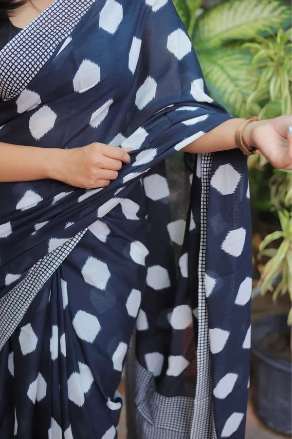 White_And_Black_Mulmul_Cotton_Printed_Saree_With_Unstitched_Blouse_Piece_|_For_Women