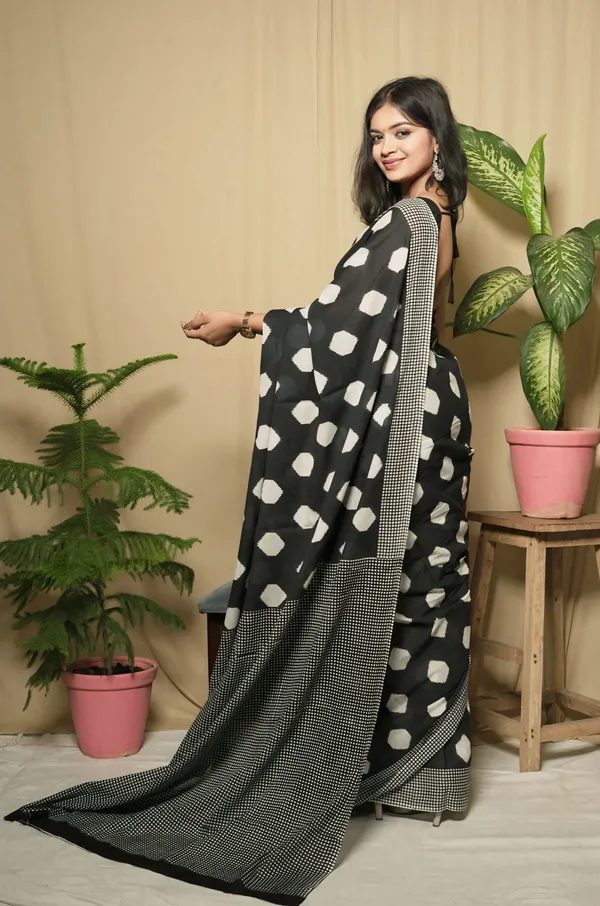 White_And_Black_Mulmul_Cotton_Printed_Saree_With_Unstitched_Blouse_Piece_|_For_Women
