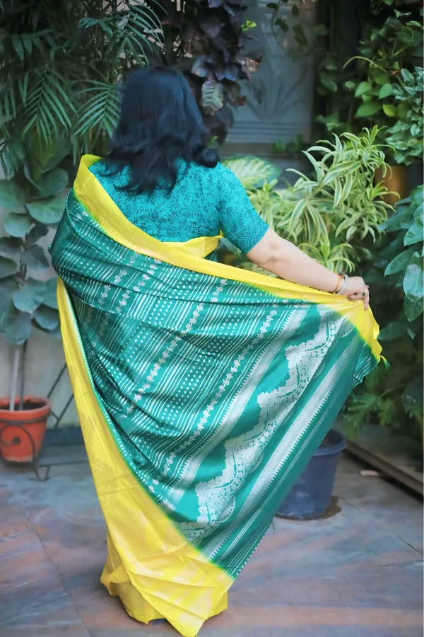 Green_Dola_Silk_Foil_Printed_Saree_With_Unstitched_Blouse_Piece_|_For_Women