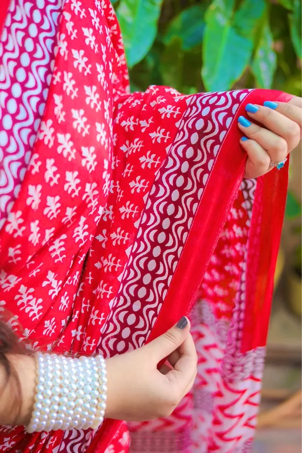 Red_With_White_Mulmul_Cotton_Printed_Saree_With_Unstitched_Blouse_Piece_|_For_Women