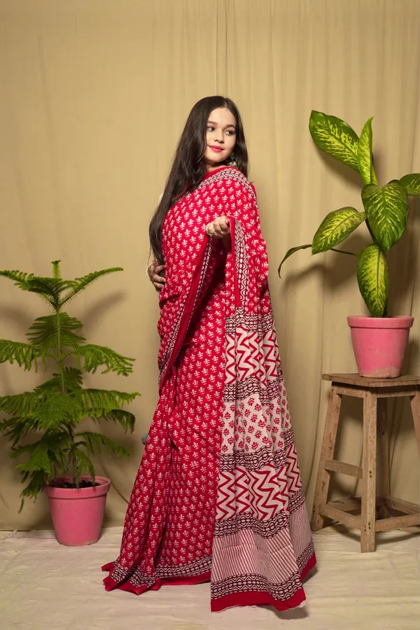 Red_With_White_Mulmul_Cotton_Printed_Saree_With_Unstitched_Blouse_Piece_|_For_Women