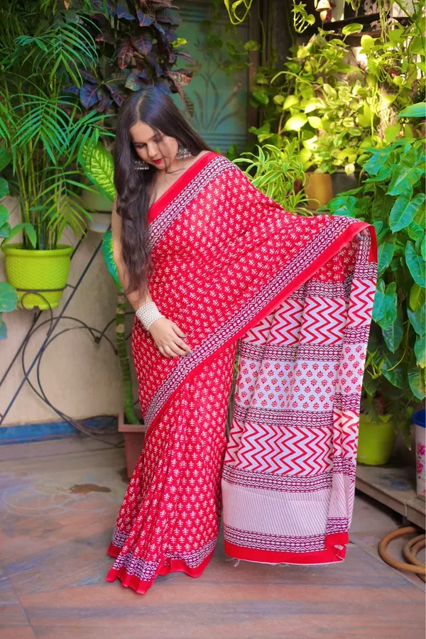 Red_With_White_Mulmul_Cotton_Printed_Saree_With_Unstitched_Blouse_Piece_|_For_Women
