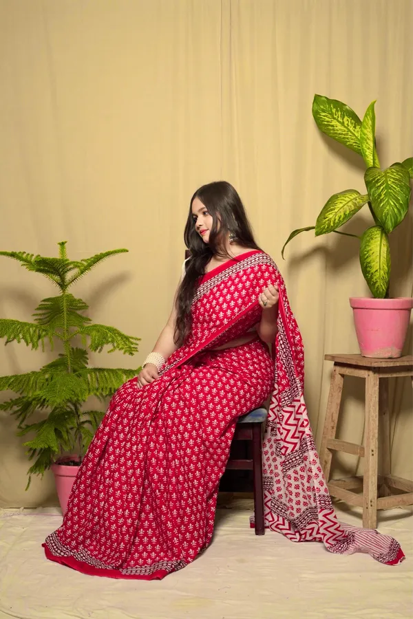 Red_With_White_Mulmul_Cotton_Printed_Saree_With_Unstitched_Blouse_Piece_|_For_Women