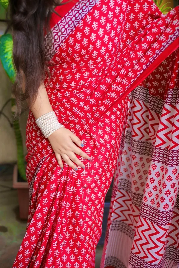 Red_With_White_Mulmul_Cotton_Printed_Saree_With_Unstitched_Blouse_Piece_|_For_Women