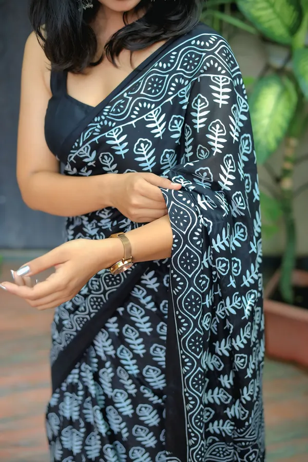 Black_Mulmul_Cotton_Printed_Saree_With_Unstitched_Blouse_Piece_|_For_Women