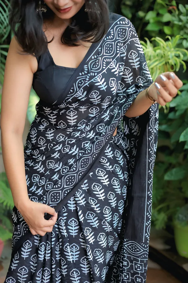 Black_Mulmul_Cotton_Printed_Saree_With_Unstitched_Blouse_Piece_|_For_Women