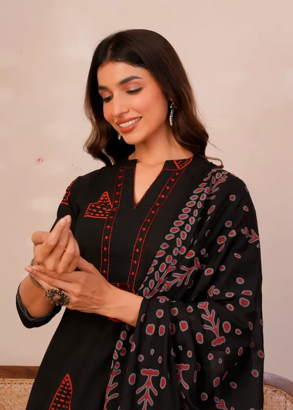 Black_&_Red_Printed_Kurta_Pant_Dupatta_Set|கருப்பு_மற்றும்_சிவப்பு_அச்சிடப்பட்ட_குர்தா_பேண்ட்_துப்பட்டா_செட்|నలుపు_మరియు_ఎరుపు_ప్రింటెడ్_కుర్తా_ప్యాంట్_దుపట్టా_సెట్