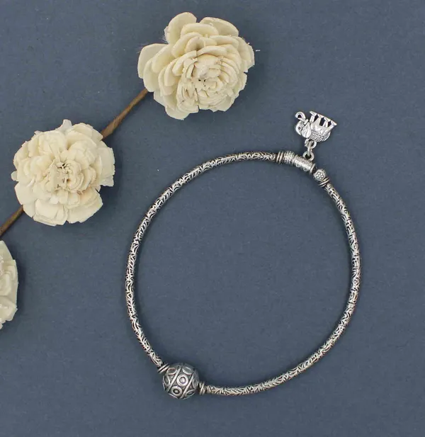 Oxidized_Silver_Stretchable_Anklet_with_Elephant_Charm_and_Tribal_Bead_Design(single)