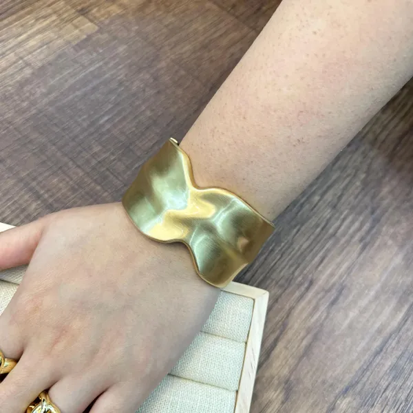 Luxe_Abstract_Cuff_Bracelet_–_Premium_Anti-Tarnish_Metal