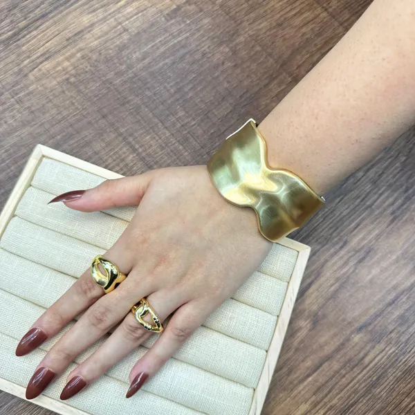 Luxe_Abstract_Cuff_Bracelet_–_Premium_Anti-Tarnish_Metal