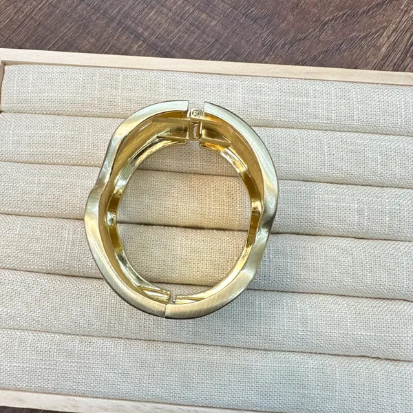 Luxe_Abstract_Cuff_Bracelet_–_Premium_Anti-Tarnish_Metal