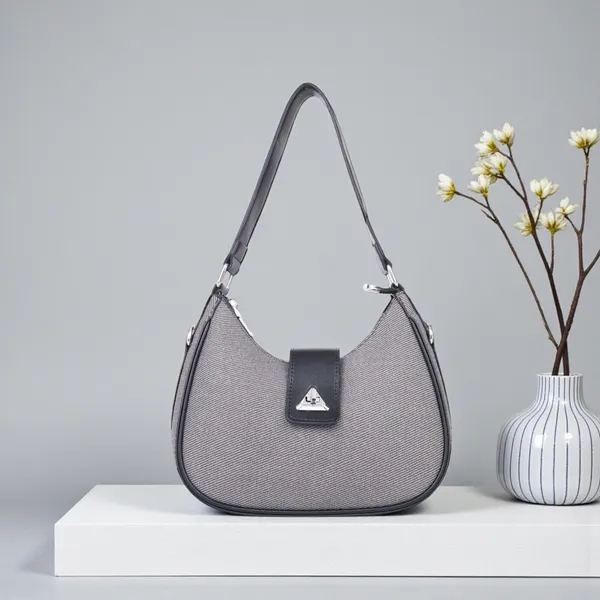 Black_Elegant_Clara_Canvas_Baguette_Shoulder_Bag_(korean)