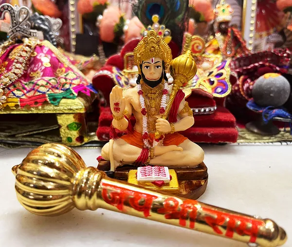 Bhakt_Hanuman_ji,_Hand_Made_Marble_Dust_Polyresin_Bajrangbali_Idol,_Decorative_Showpiece_|_for_Gift,_car_Dashboard_and_Office_&_Home_Decor_(1_Piece)
