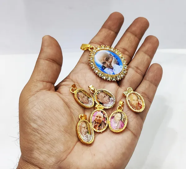 Multicolor_Guruji_Swaroop_6_Small_Pendant_Locket_With_1_Big_Pendent_(7_Pc)
