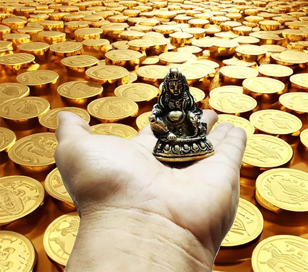 Golden_Ashtadhatu_Bhagwan_Kuber_Idol_Statue_Figurine_For_Dhanteras_And_Diwali_Pujan_And_Keeping_In_Home_Temple_(100_Gram)_1_Piece