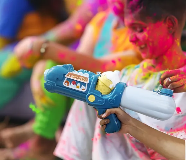 Multicolor_High_Pressure_Kids_Pichkari_For_Playing_Holi_And_Pool_Fun_Automatic_Water_Gun_Medium_Size_For_Age_Over_8_Years