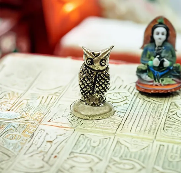 Golden_Ashtadhatu_Brass_Metal_Owl_Ullu_Miniature_Statue_Showpiece,_Owl_Sculpture,_Feng_Shui_Bird,_Ullu_Figurine,_Used_For_Diwali_Pujan_And_Decor_(40_Gram_1_Pc)