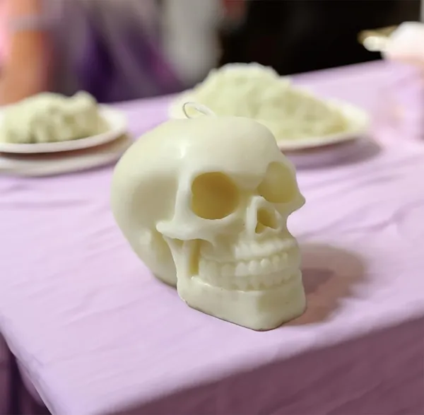 Skull_Shaped_White_Scented_Soy_Wax_Candle_For_Gifting_Or_Decorations_(1_Pc)